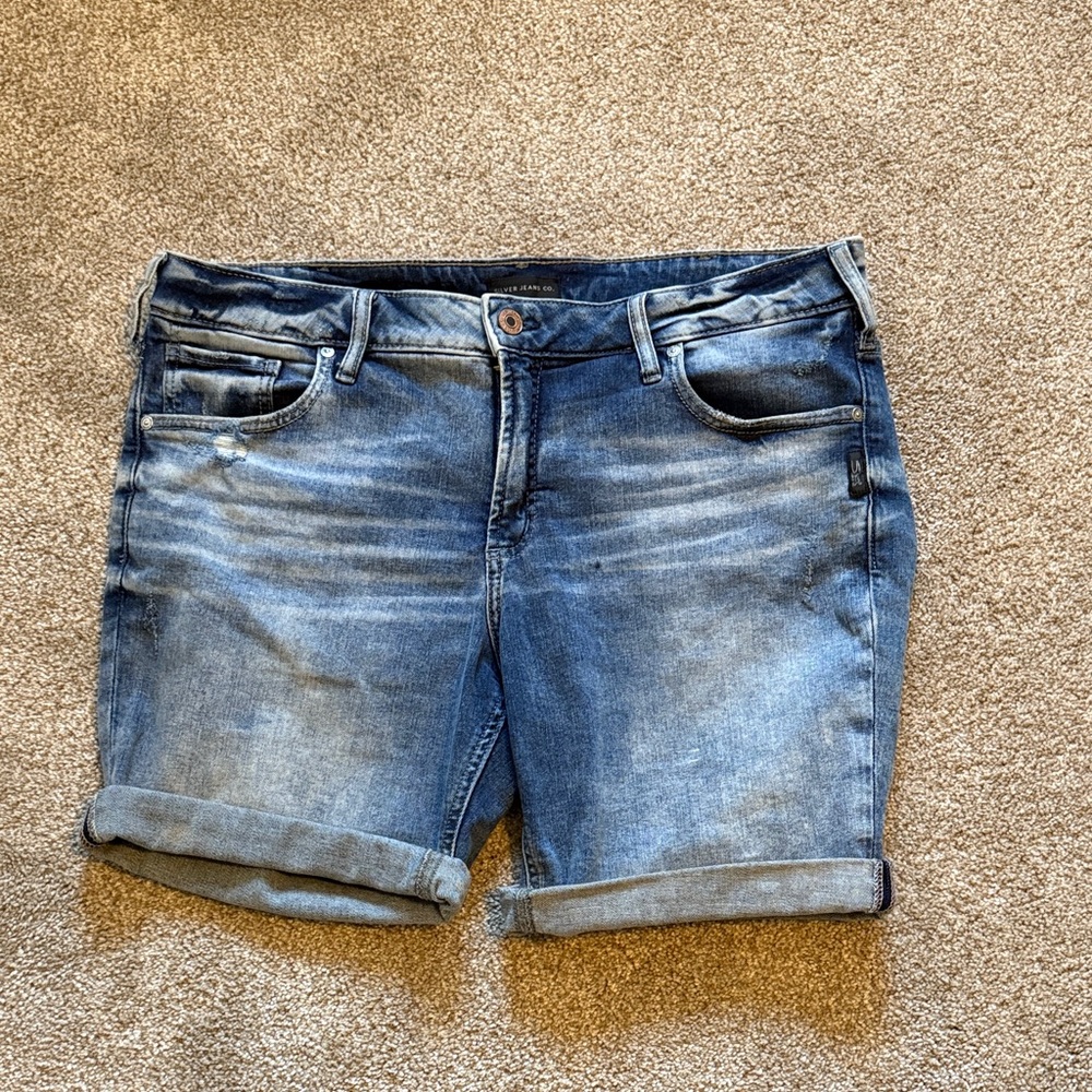 Silver Jeans plus size Elise Bermuda Blue Jean Shorts size 34.